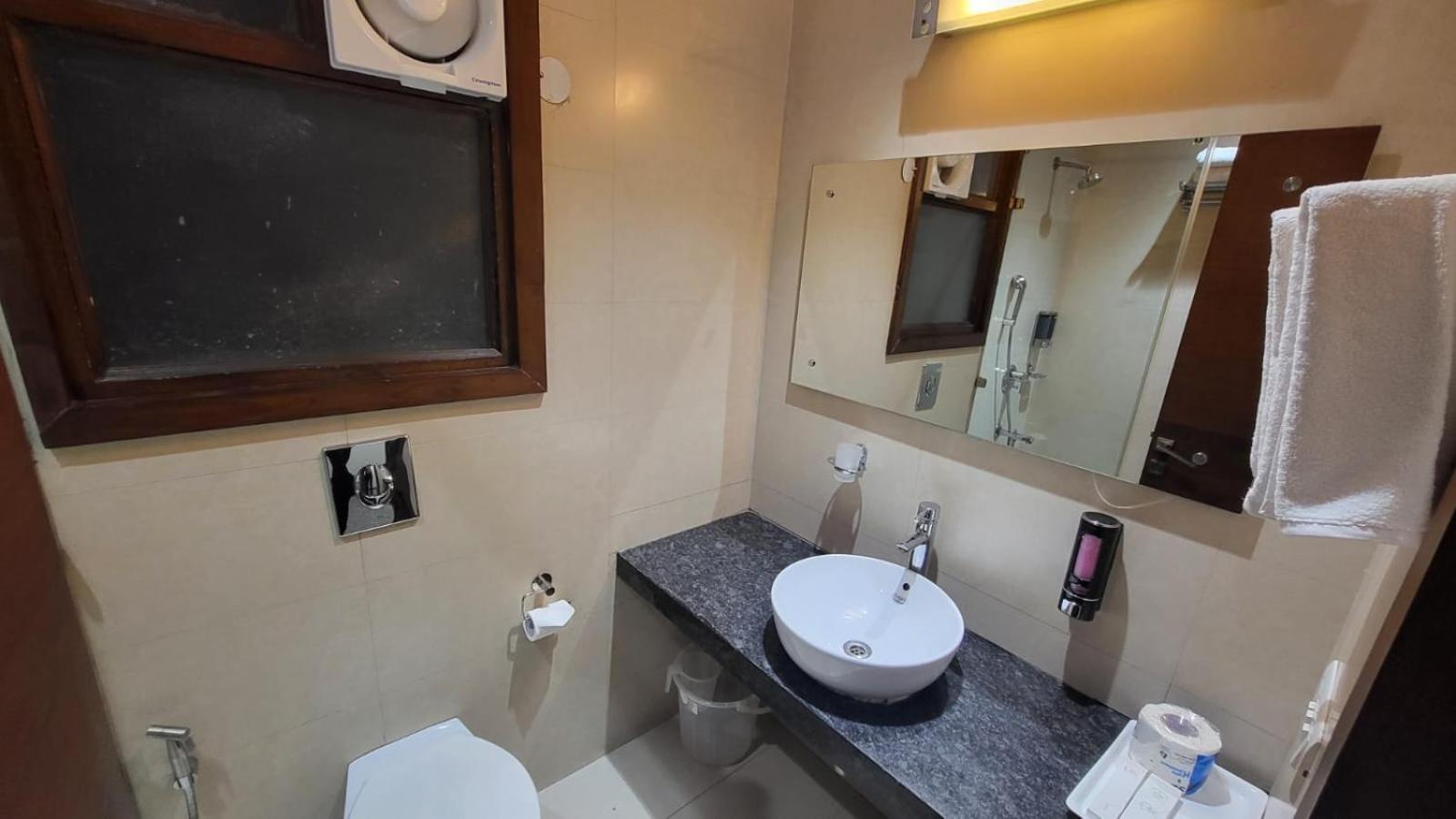 Uds Villa Scandinavian B&B - Next To Vfs 뉴델리 외부 사진