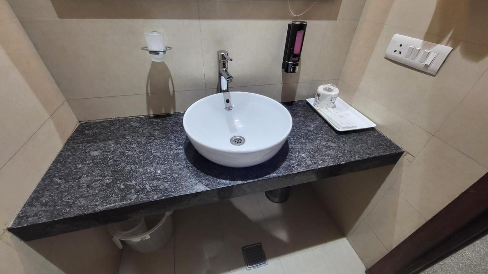 Uds Villa Scandinavian B&B - Next To Vfs 뉴델리 외부 사진